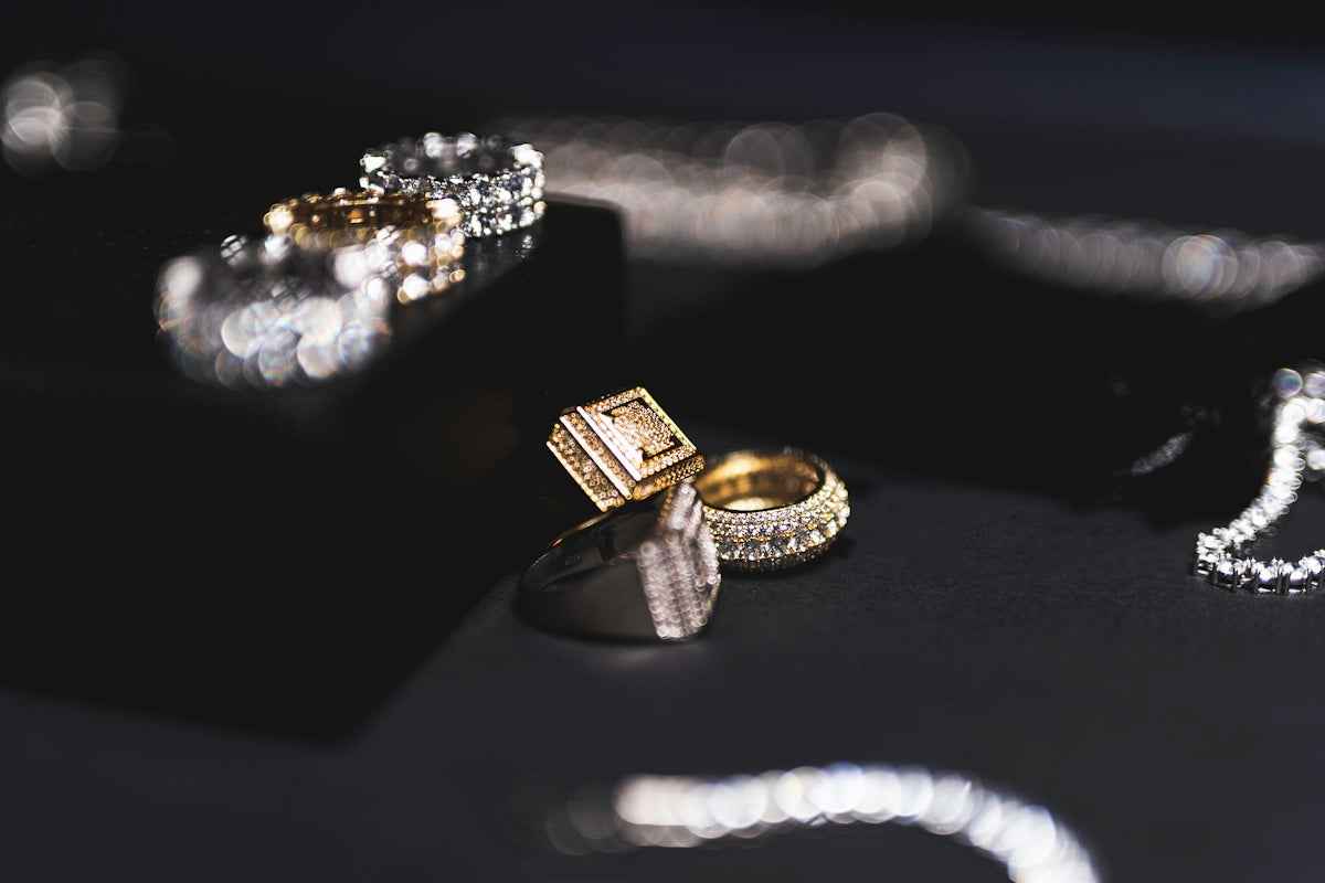 Discovering the Allure of Gold and Silver Jewelry in Anniversary Gifts - GetVelqo