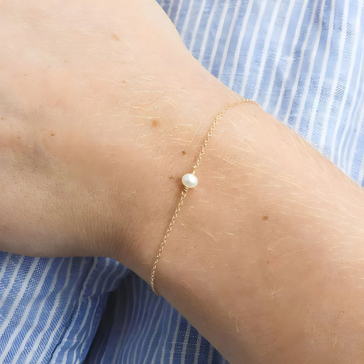 Minimalist gold chain anklet with single white pearl, elegant everyday jewelry